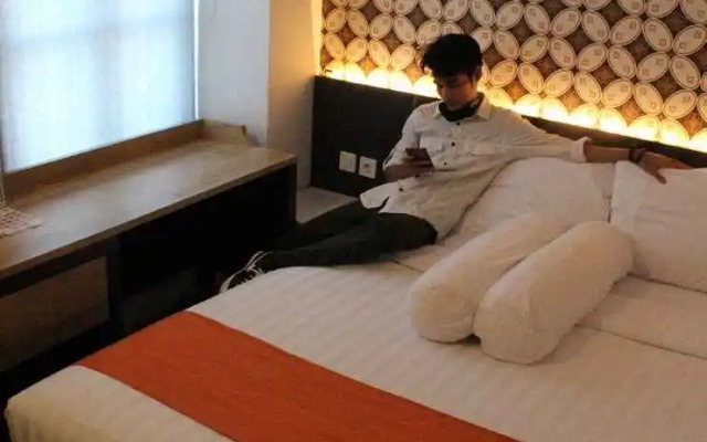 Front One Boutique Tugu Muda Semarang