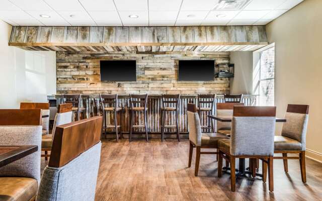 MainStay Suites Hackberry Sportsman's Lodge