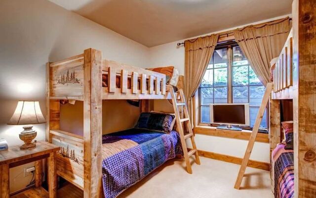 Hatari Lodge 5 Bedroom Home by RedAwning