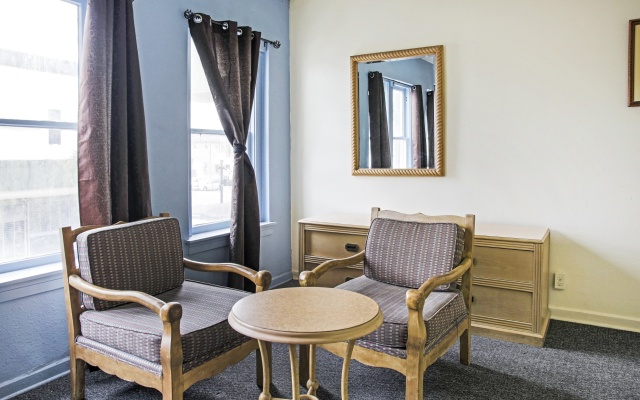 OYO Cameron Historic Hotel Brownsville I-69E