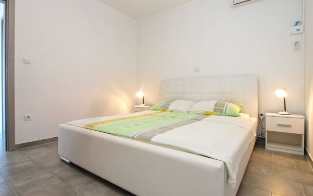Apartment 1819