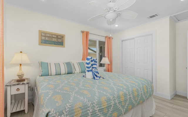 920 Bay Breeze Bungalow: Stunning Bay View Home W/ Heated Pool! 2 Bedroom Home