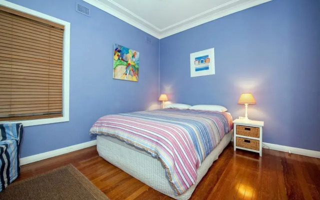 Christmas Bush Avenue No.11