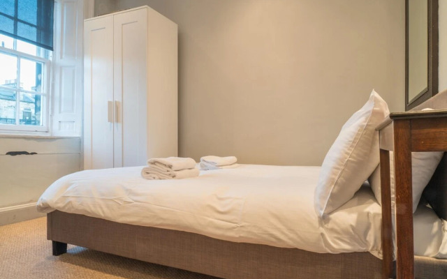 Queen St: Superb Penthouse Flat W/roof Terrace