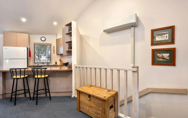 Lhotsky 2 Bedroom with fireplace and sweeping mountain view – Guest Rooms – Thredbo