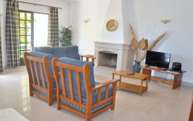 Spacious 4 Bedroom Villa, Private Pool, Free air Conditioning and Wifi