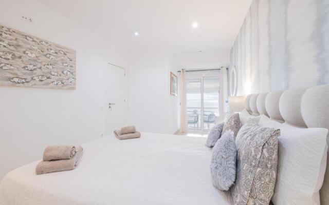 Luxurious Seaview Apartment with pool 5min Beach