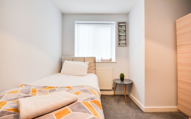 Cosy 2 Bedroom Apartment with Parking