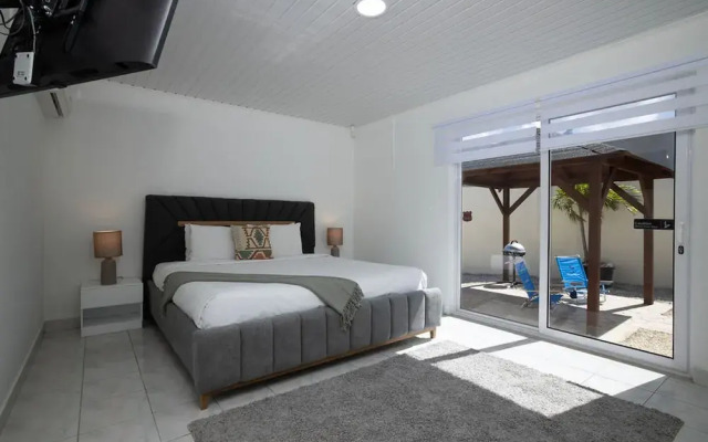 Newly Renovated 4BR 4BA Private Pool Eagle Beach