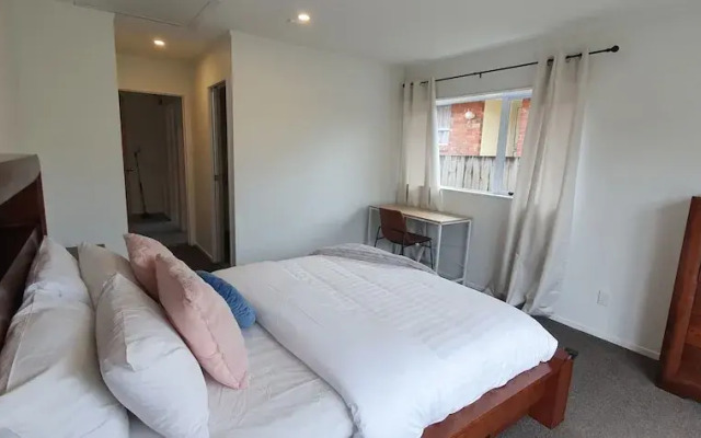 Cheerful 3BR Home - Free WiFi & Netflix