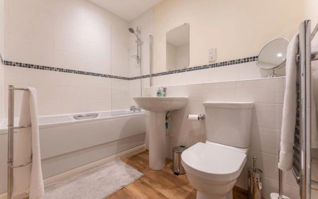 Luxury 2 Bed Apartment Parking by NEC Solihull