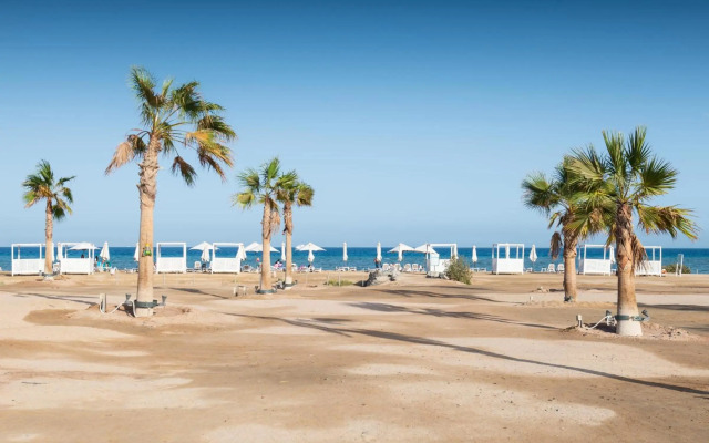 Elegant & Edgy 2 BR w Beach & Pool Mangroovy