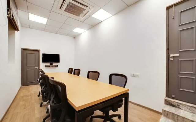 OYO Townhouse 230 Old Gurgaon Sector 14