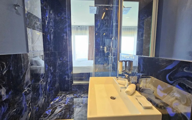 Royalis Suites