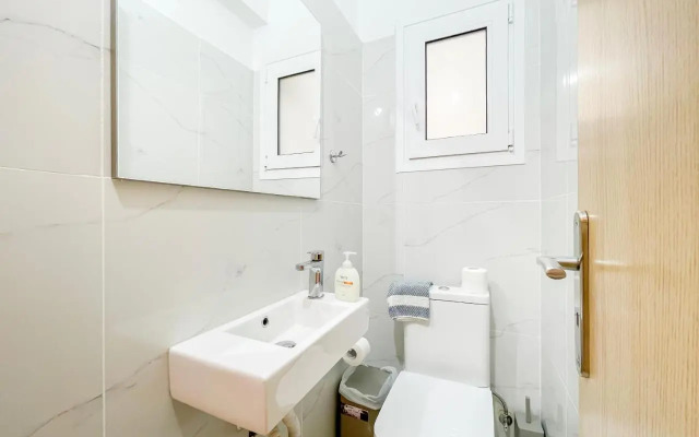 Aristotelous Sunny 118sqm apt in Viktoria
