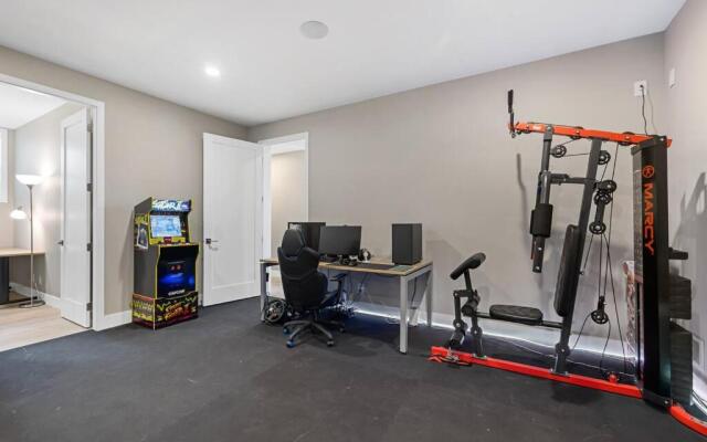Newly Modern House w/ urban landscape of Kelowna!！