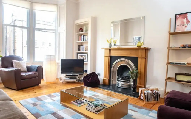 Charming 2-bedroom apt in the Heart of West End