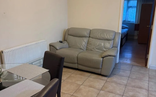 2 Bed-sleeps 4-private Patio-pets-near Heathrow