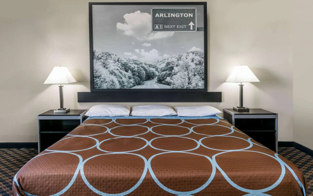 Super 8 by Wyndham Arlington Near AT&T Stadium