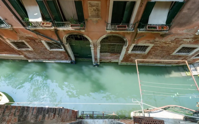 Venice Grand Canal Style Apt 2 by Wonderful Italy