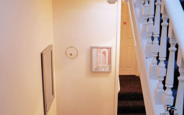 Beautiful 5-bed House Roker Beach