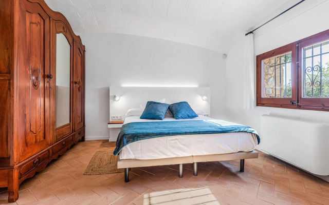 Charming Holiday Home in Vulpellac with Shared Pool