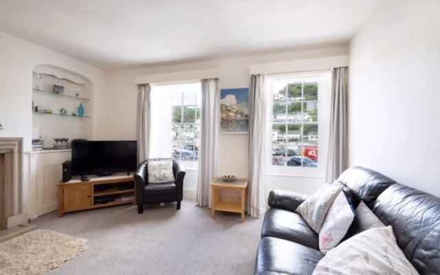 Harbourside Apartment in the Centre of Looe
