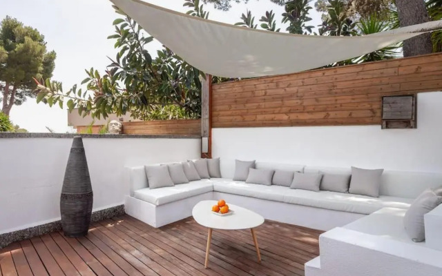 Moderna villa con piscina y amplio jardín