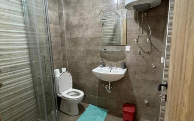 Entire 1-bedroom apartment with free parking