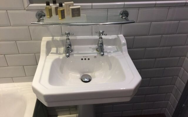 The Leicester Arms Hotel