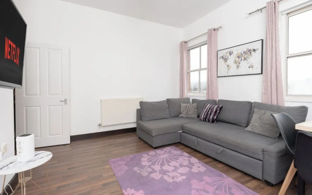 Modern 2-bed Home - Sleeps 6 & Free Parking