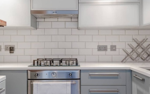 Stylish 2 Bedroom Flat With Large Garden