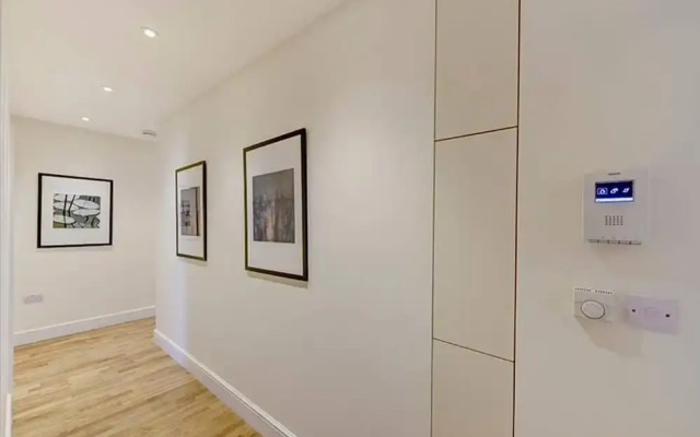 Bright Three Bedroom Apartment in Hammersmith, London