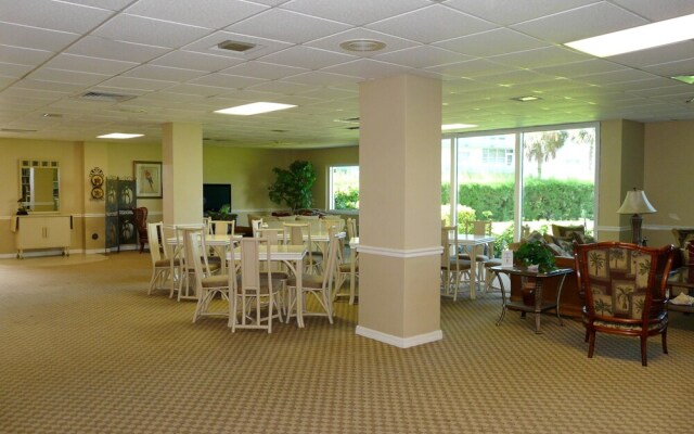 Cozy Beachfront Condo With Pool and Ocean Views