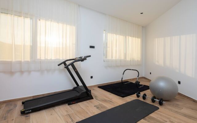 Beachfront Villa Seashell with Pool