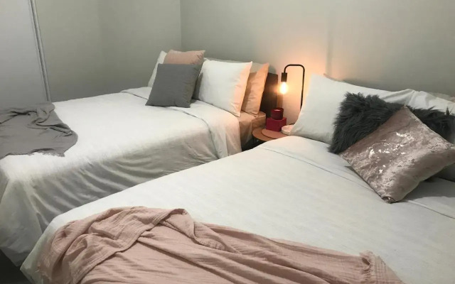 Luxury 2br home with King, 5 star private & close