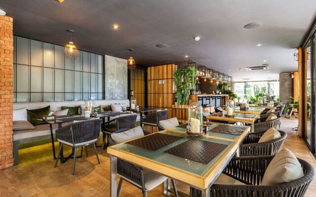 Diamond Condominium 2706