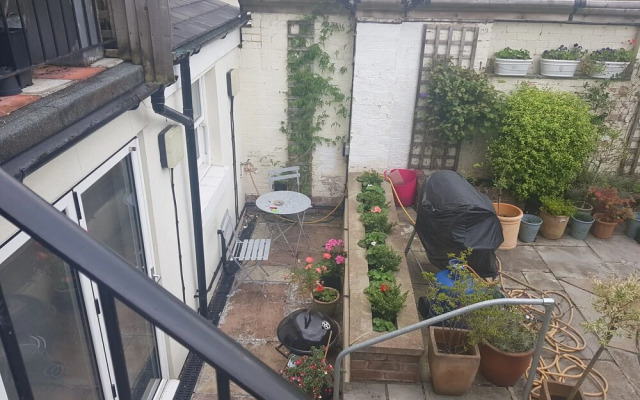 Lovely Large Garden Flat