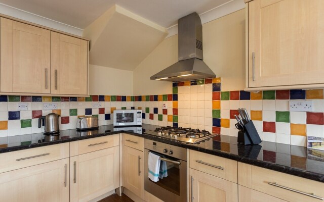 2 Bedroom House Near Wapping Station