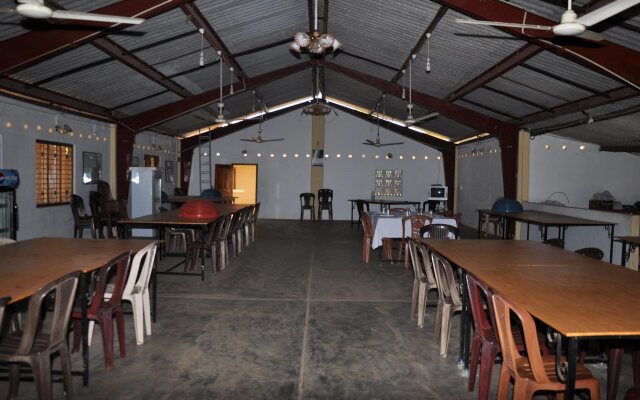 Four Teess Rest Inn