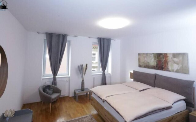 Next to City Center and Central Station, Apt. 10