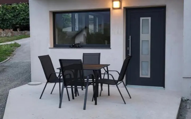 Annie's apartment