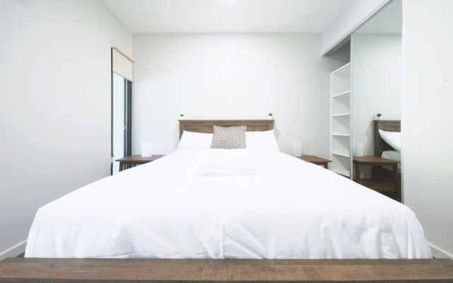 Modern apt in heart of the city
