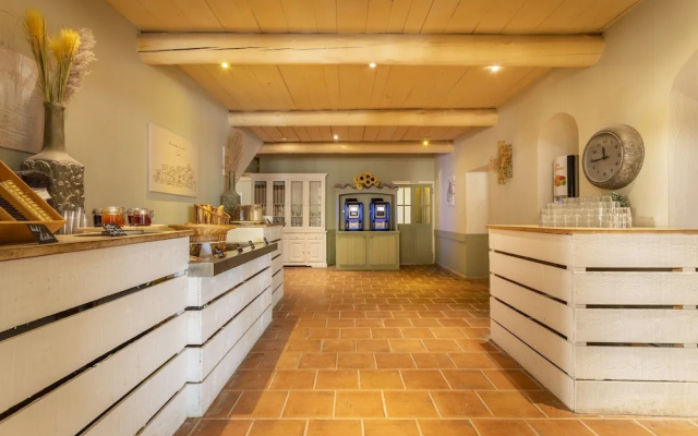 Apartment With Wave Pools Access