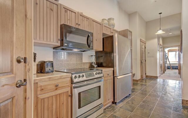 Bright + Scenic 2br - 7ppl Steps To Ski Lifts + Main Street 2 Bedroom Condo by RedAwning