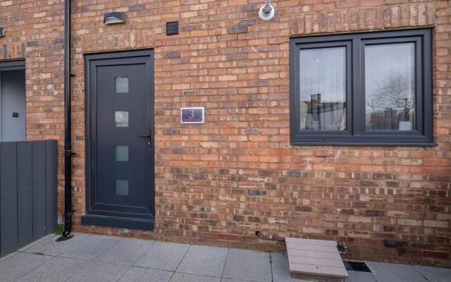 Modern 4 Bedroom House 01 With Parking in Farnham
