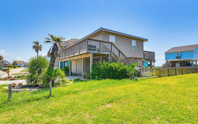 Pet-friendly Galveston Home - Walk to Beaches!