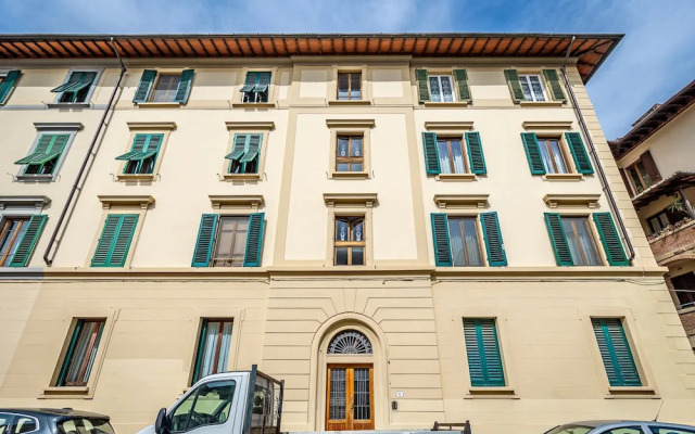 YiD elegant near tramvia