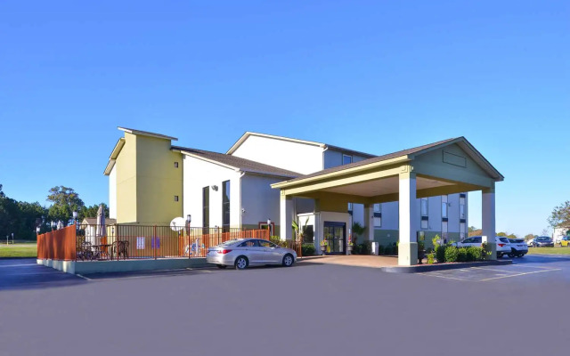 Red Roof Inn & Suites Clinton, MS