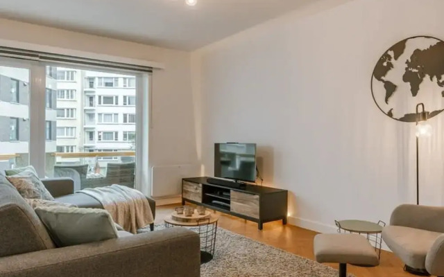 Centrally Located Modern Apartment With Parking